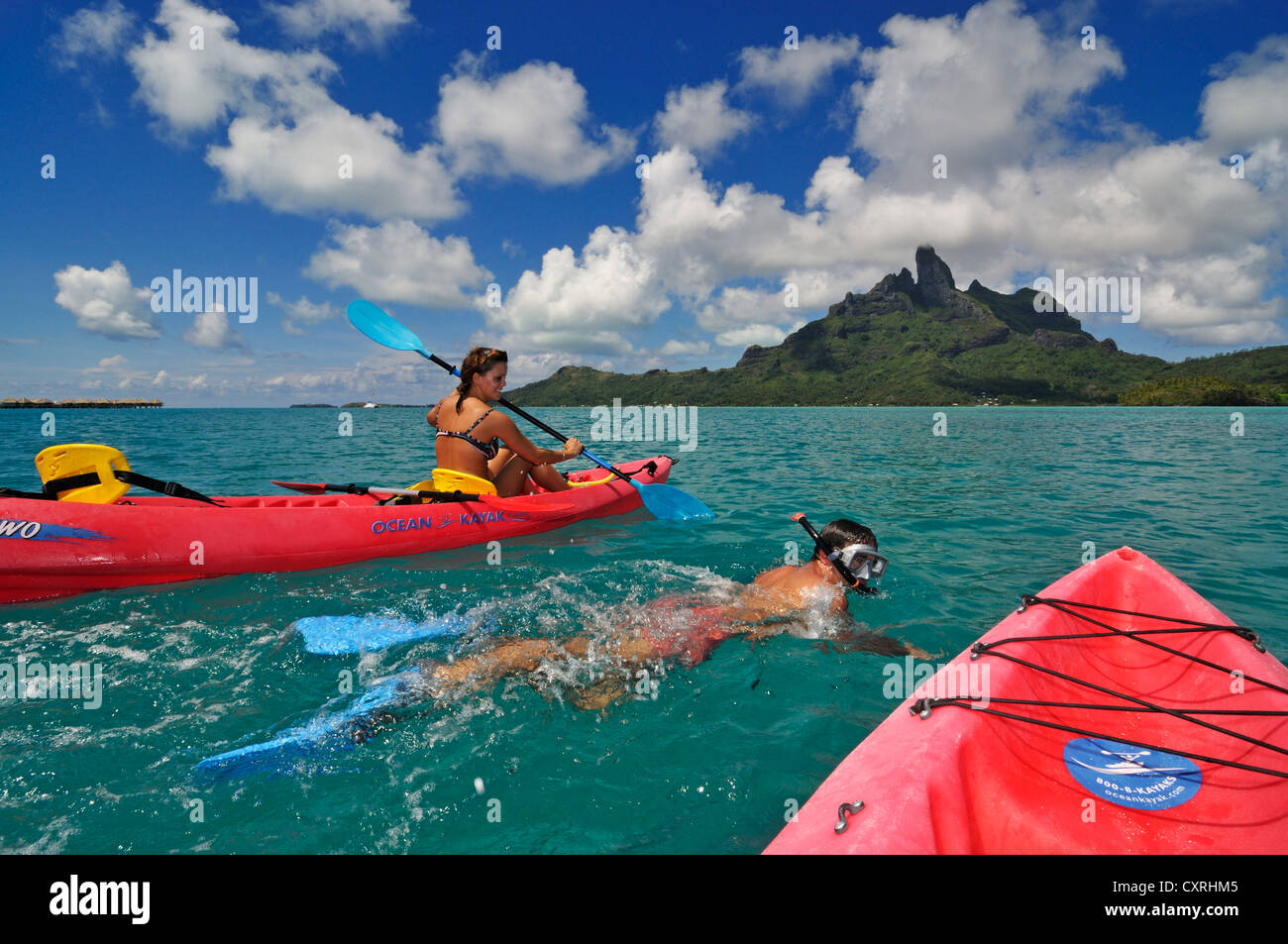 I turisti in un kayak, St. Regis Bora Bora Resort, Bora Bora, Leeward Islands, Isole della Società, Polinesia francese, Oceano Pacifico Foto Stock
