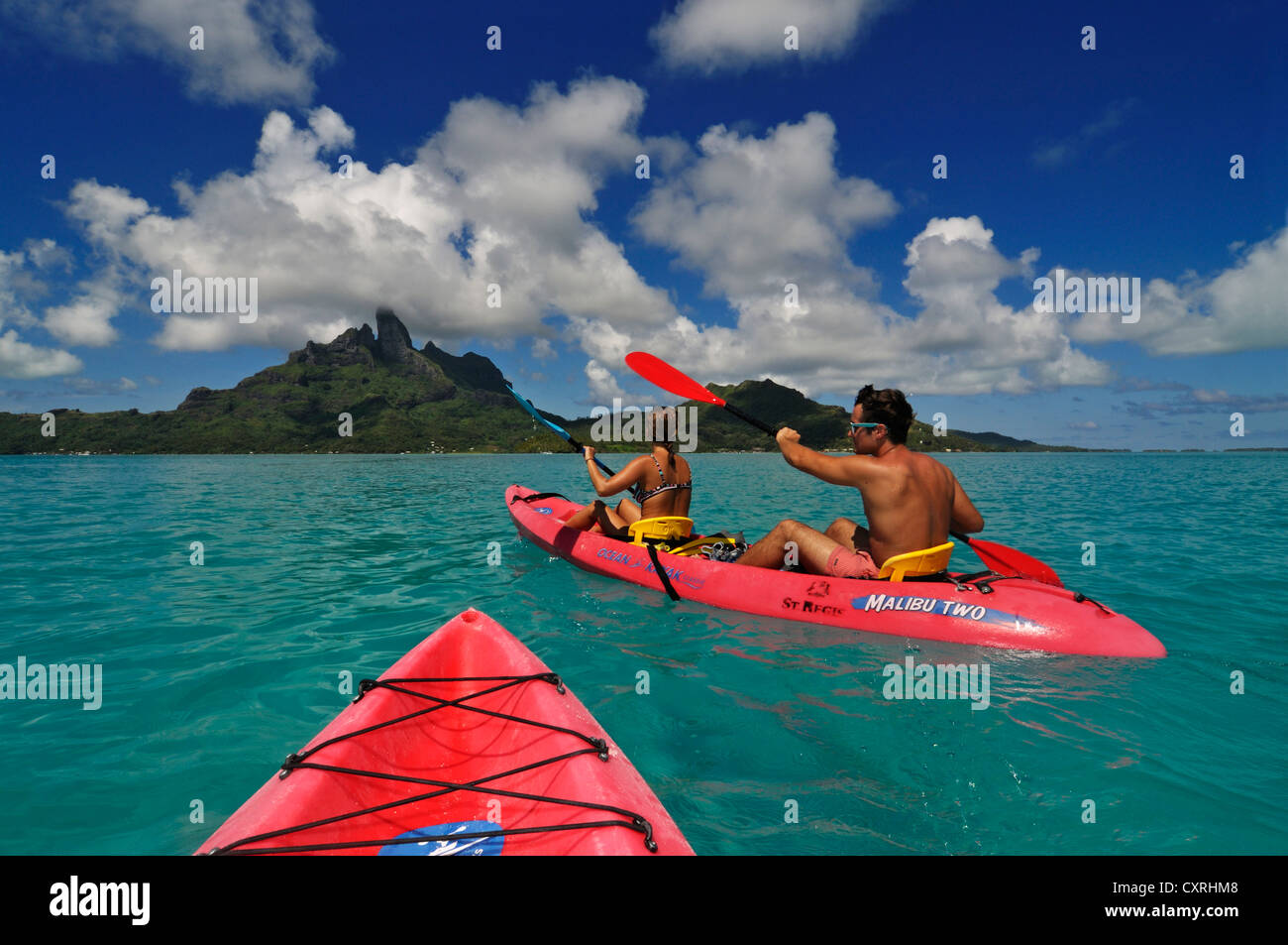 I turisti in un kayak, St. Regis Bora Bora Resort, Bora Bora, Leeward Islands, Isole della Società, Polinesia francese, Oceano Pacifico Foto Stock