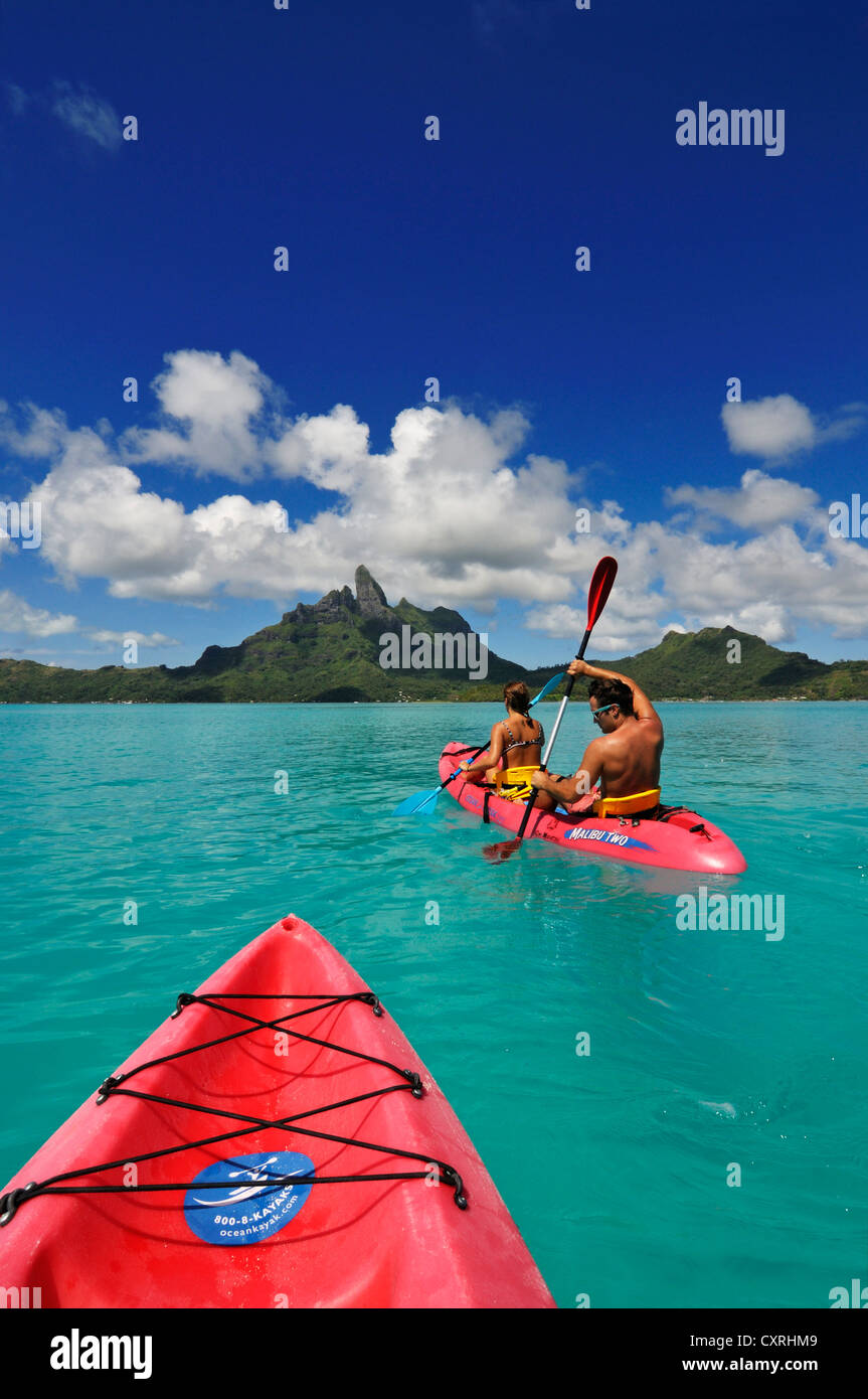 I turisti in un kayak, St. Regis Bora Bora Resort, Bora Bora, Leeward Islands, Isole della Società, Polinesia francese, Oceano Pacifico Foto Stock