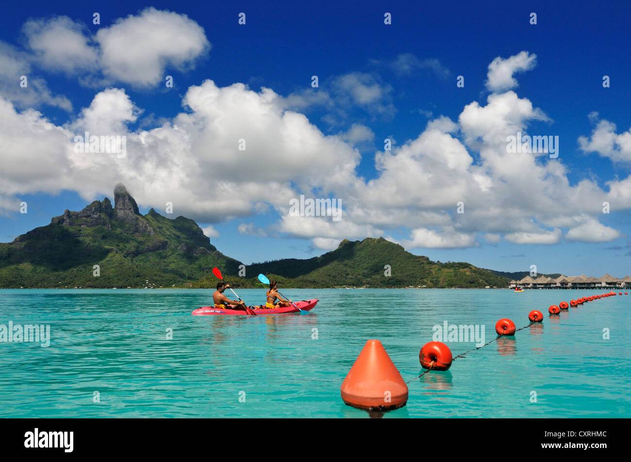I turisti in un kayak, St. Regis Bora Bora Resort, Bora Bora, Leeward Islands, Isole della Società, Polinesia francese, Oceano Pacifico Foto Stock