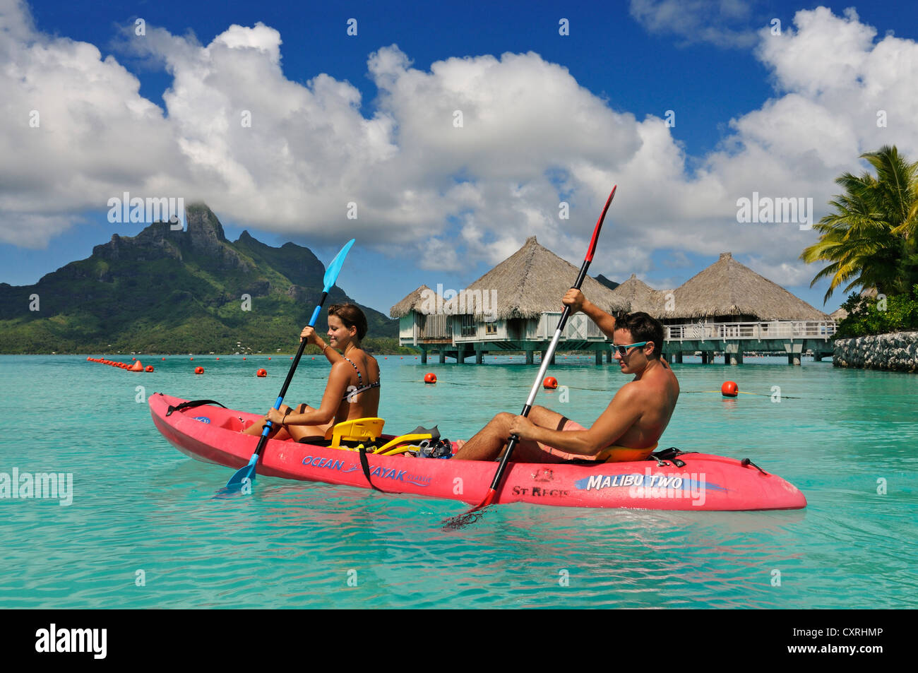 I turisti in un kayak, St. Regis Bora Bora Resort, Bora Bora, Leeward Islands, Isole della Società, Polinesia francese, Oceano Pacifico Foto Stock