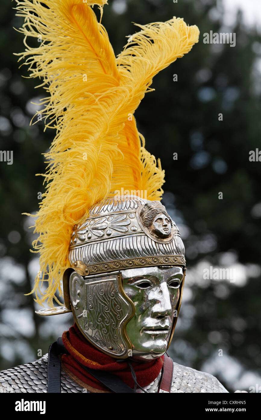 Cavaliere romano con un argento maschera facciale, Festival Romano, il Parco Archeologico Xanten, regione del Basso Reno, Renania settentrionale-Vestfalia Foto Stock