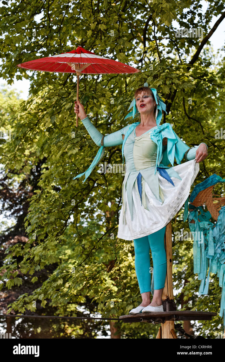 Artista su un filo alto, tightrope, in costume, danza teatro di corda, Flachsmarkt, mercato di lino, Krefeld-Linn, regione del Basso Reno Foto Stock