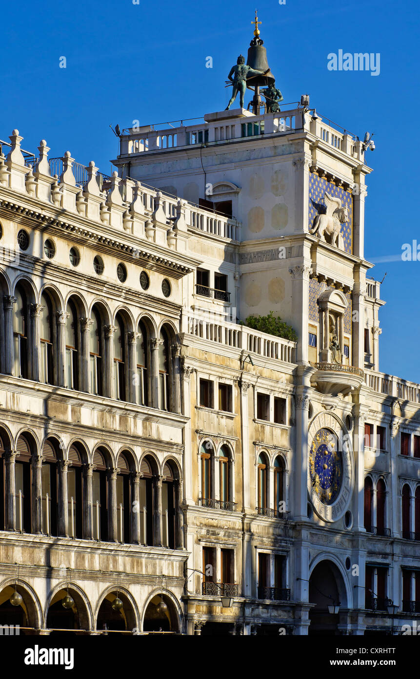 Piazza San Marco con la Torre dell'Orologio, del campanile, Venedig, Venezia, Veneto, Italia, Europa Foto Stock