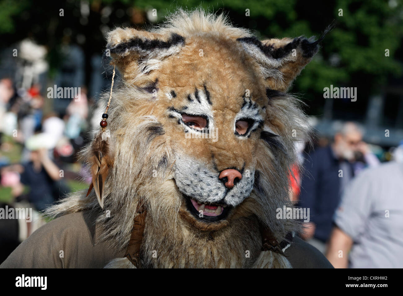 Cosplayer indossando una testa di leone maschera, Giappone giorno, Duesseldorf, nella Renania settentrionale-Vestfalia, Germania, Europa Foto Stock