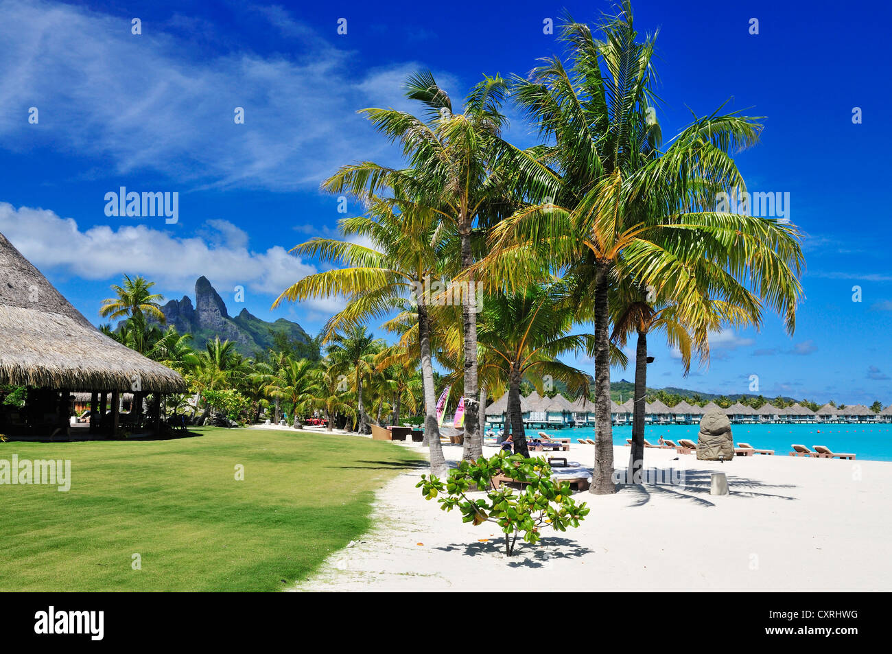 Il St. Regis Bora Bora Resort, Bora Bora, Leeward Islands, Isole della Società, Polinesia francese, Oceano Pacifico Foto Stock