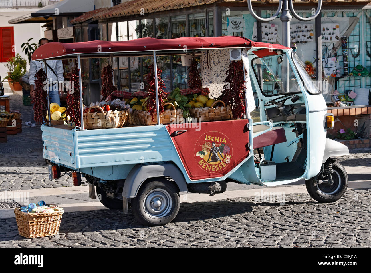 Tre ruote di van di un negozio di specialità, Casamicciola Terme di Ischia  Isola del Golfo di Napoli, Campania, Italia meridionale, Italia Foto stock  - Alamy