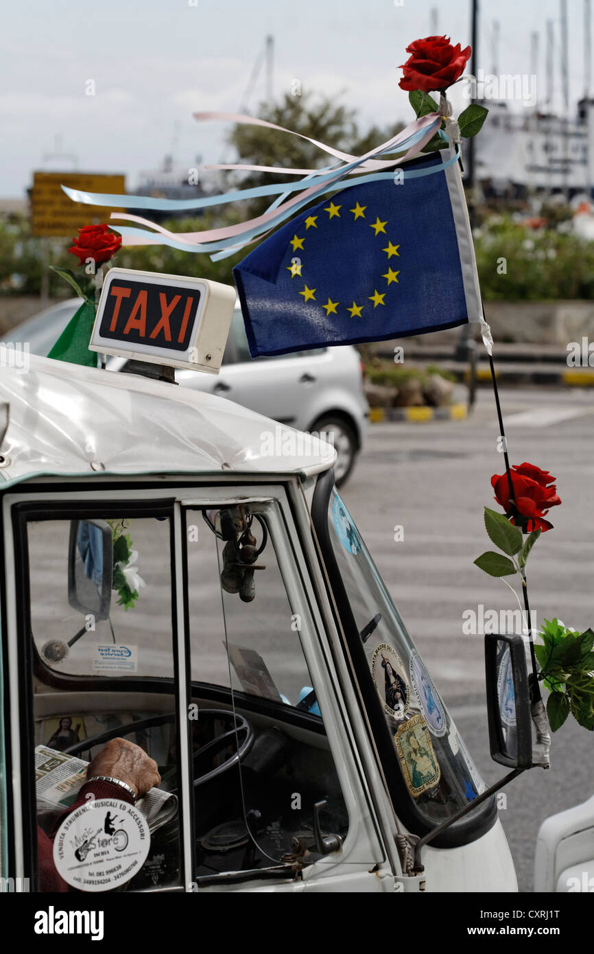 Bandiera europea a volare su un micro-taxi con tre ruote, Isola d Ischia, Golfo di Napoli Campania Italia meridionale, Italia, Europa Foto Stock