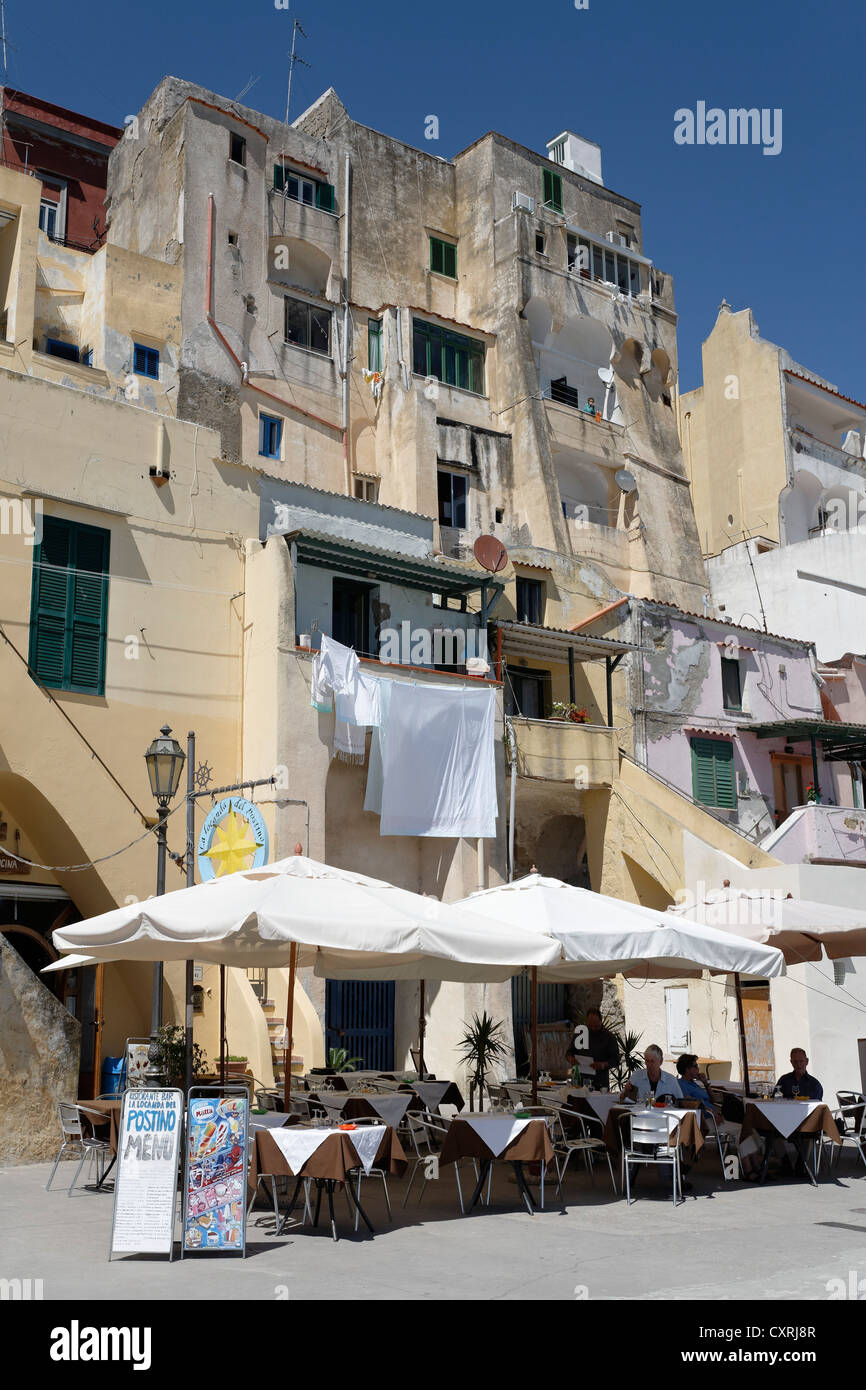 Ristorante esterno nel porto di pesca di Marina di Corricella, Isola di Procida, il Golfo di Napoli, Campania, Italia Meridionale Foto Stock