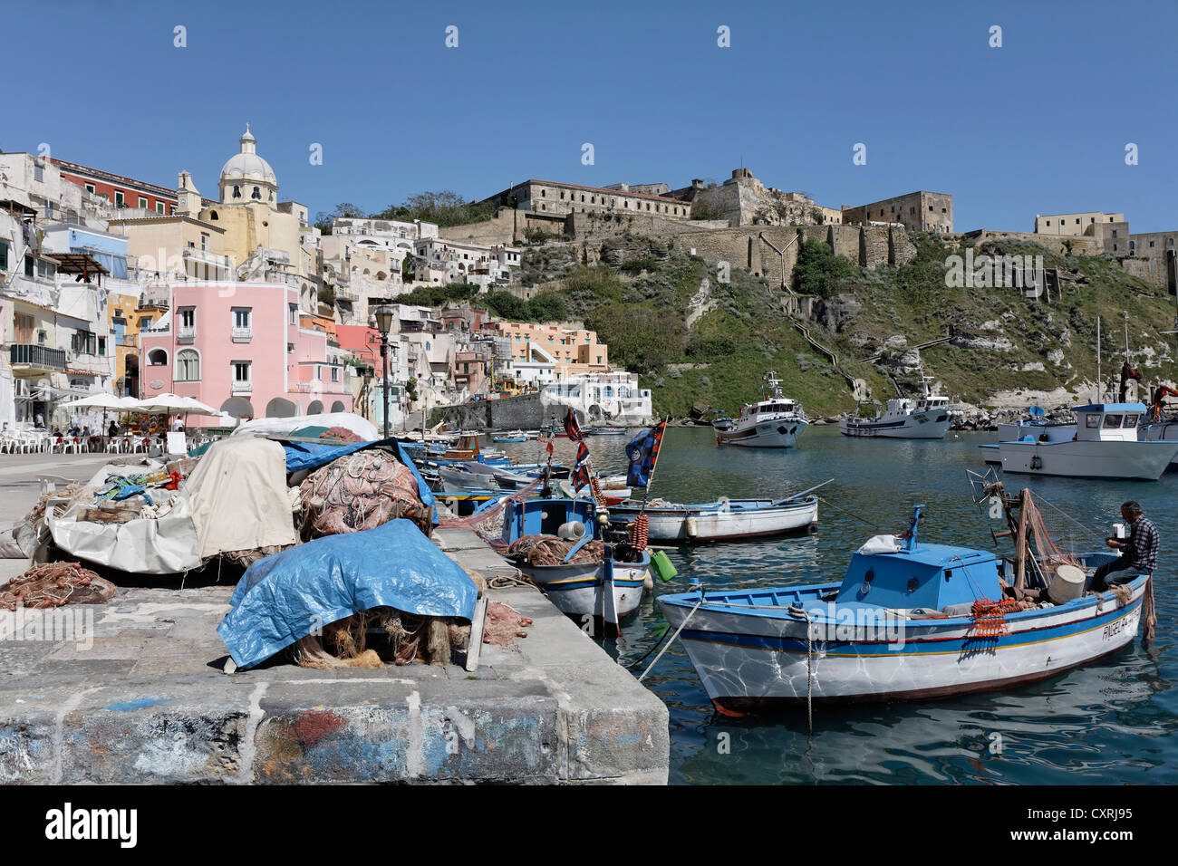 Porto dei Pescatori di Marina di Corricella, Isola di Procida, il Golfo di Napoli, Campania, Italia meridionale, Italia, Europa Foto Stock