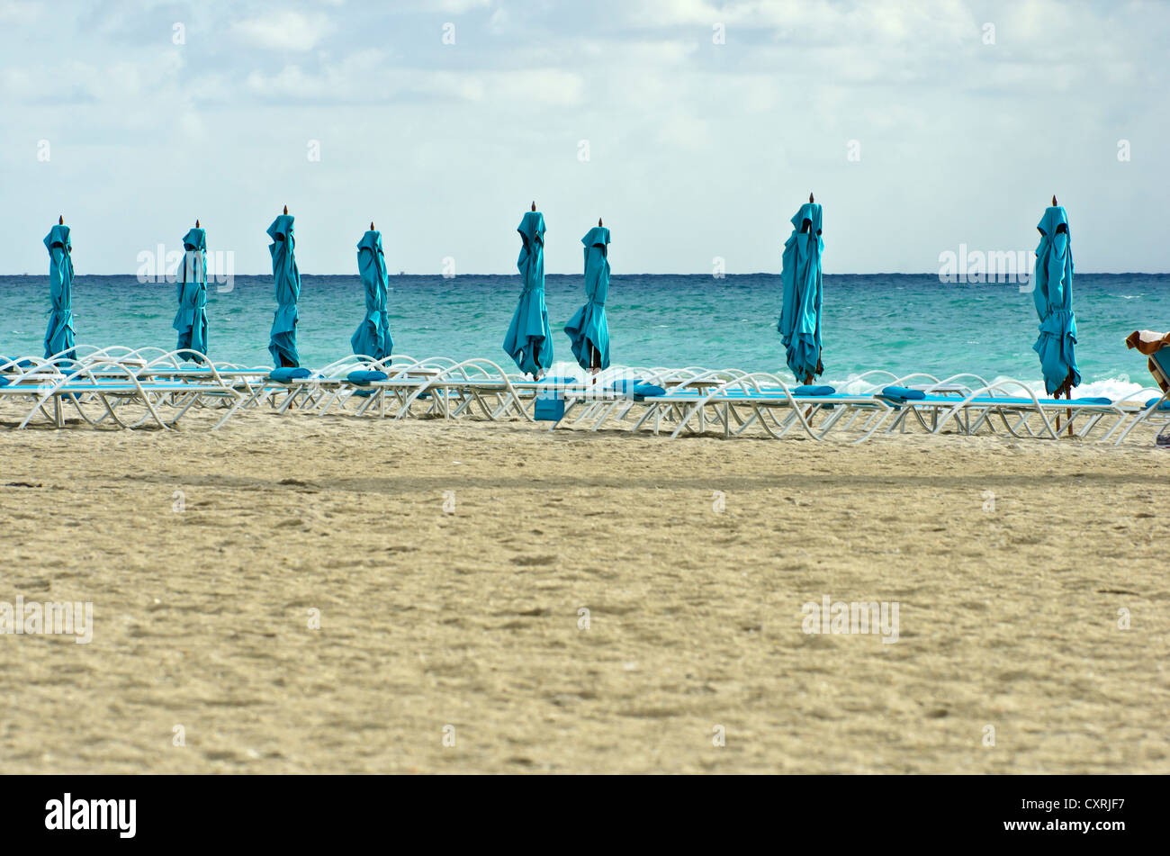 Sedie a sdraio sulla spiaggia di South Beach e a Miami, Florida, Stati Uniti d'America Foto Stock