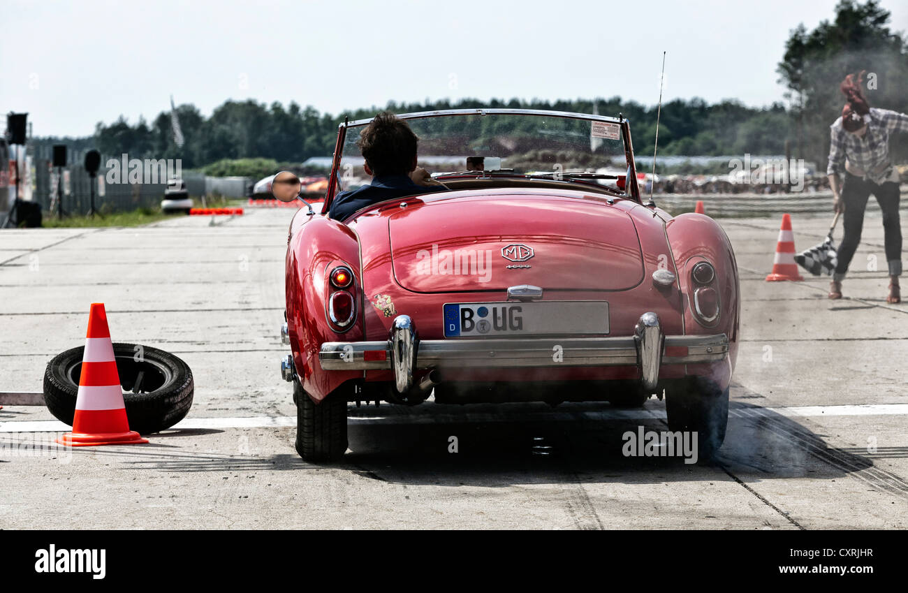 Red MG convertibile Runer su strada alla linea di partenza, Road Runner gara 61 in Finowfurt, Brandeburgo, Germania, Europa Foto Stock