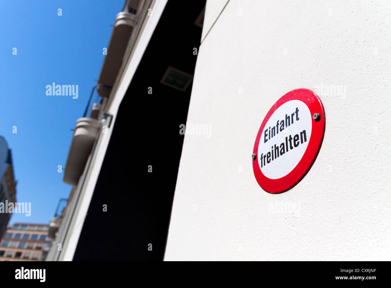 Segno "Einfahrt freihalten', Tedesco per 'ingresso, tenere sgombra l', su una facciata, Berlino, Germania, Europa Foto Stock