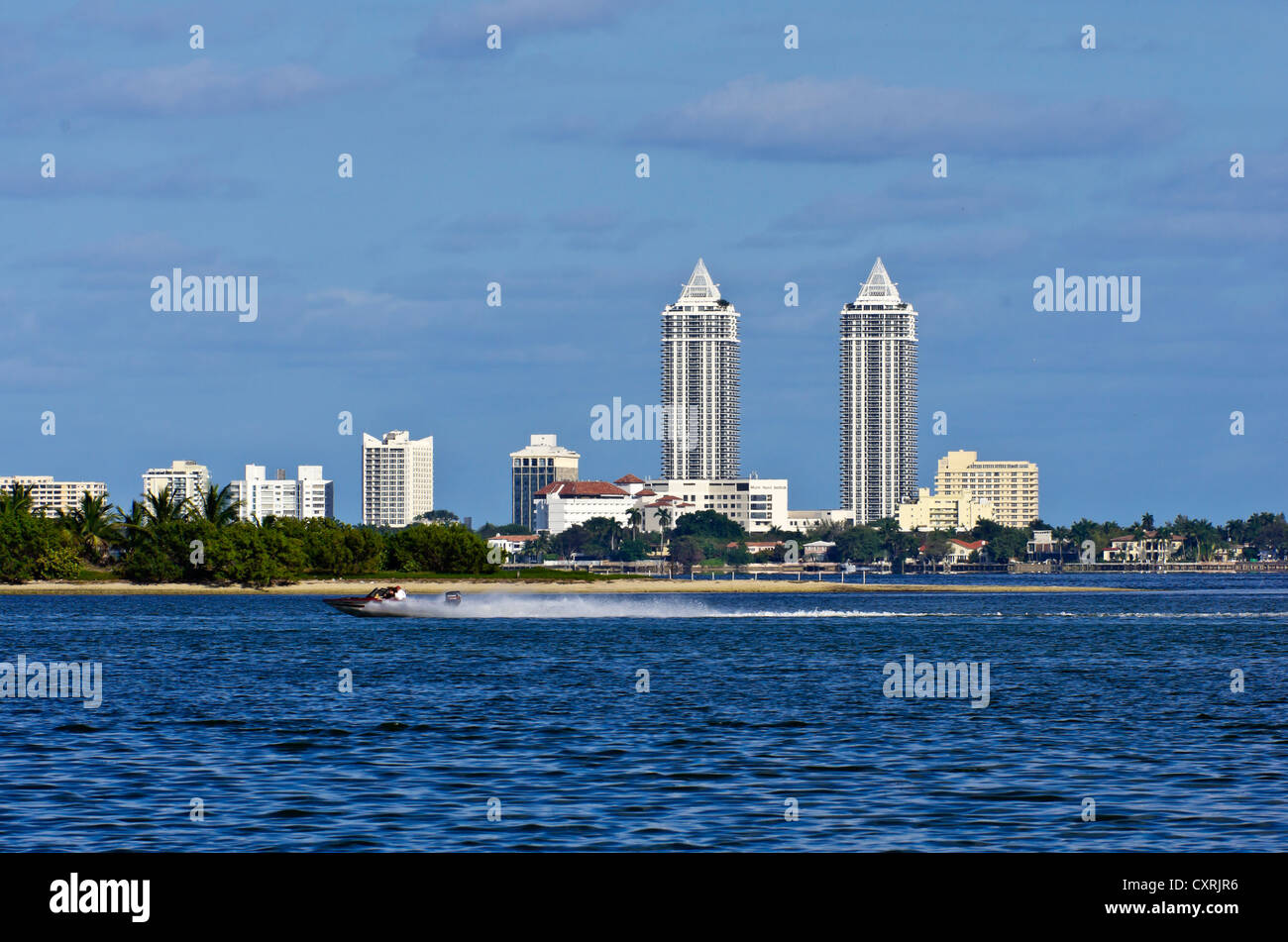 Skyline al Mount Sinai Medical Center di Morningside Park con il motoscafo, Miami, Florida, Stati Uniti d'America Foto Stock