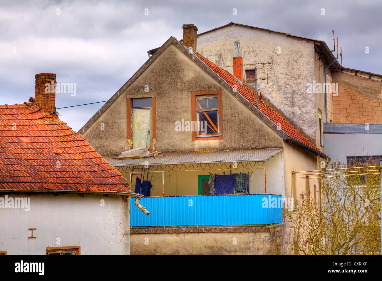 Vista di una vecchia casa bevore storm, sera, villaggio Honzrath, Saarland / Germania Foto Stock