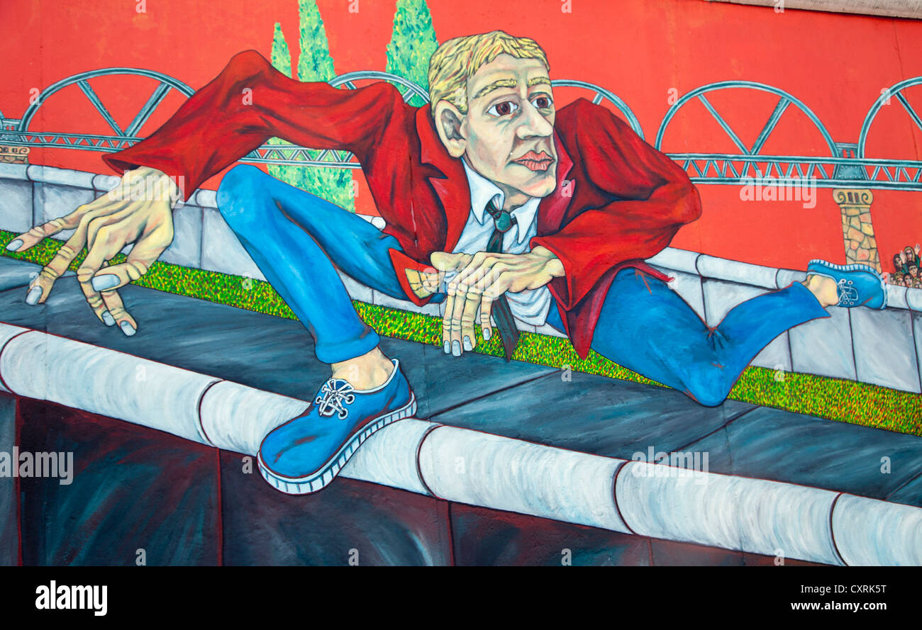 Pittura murale presso la East Side Gallery di Berlino in Germania, Europa Foto Stock