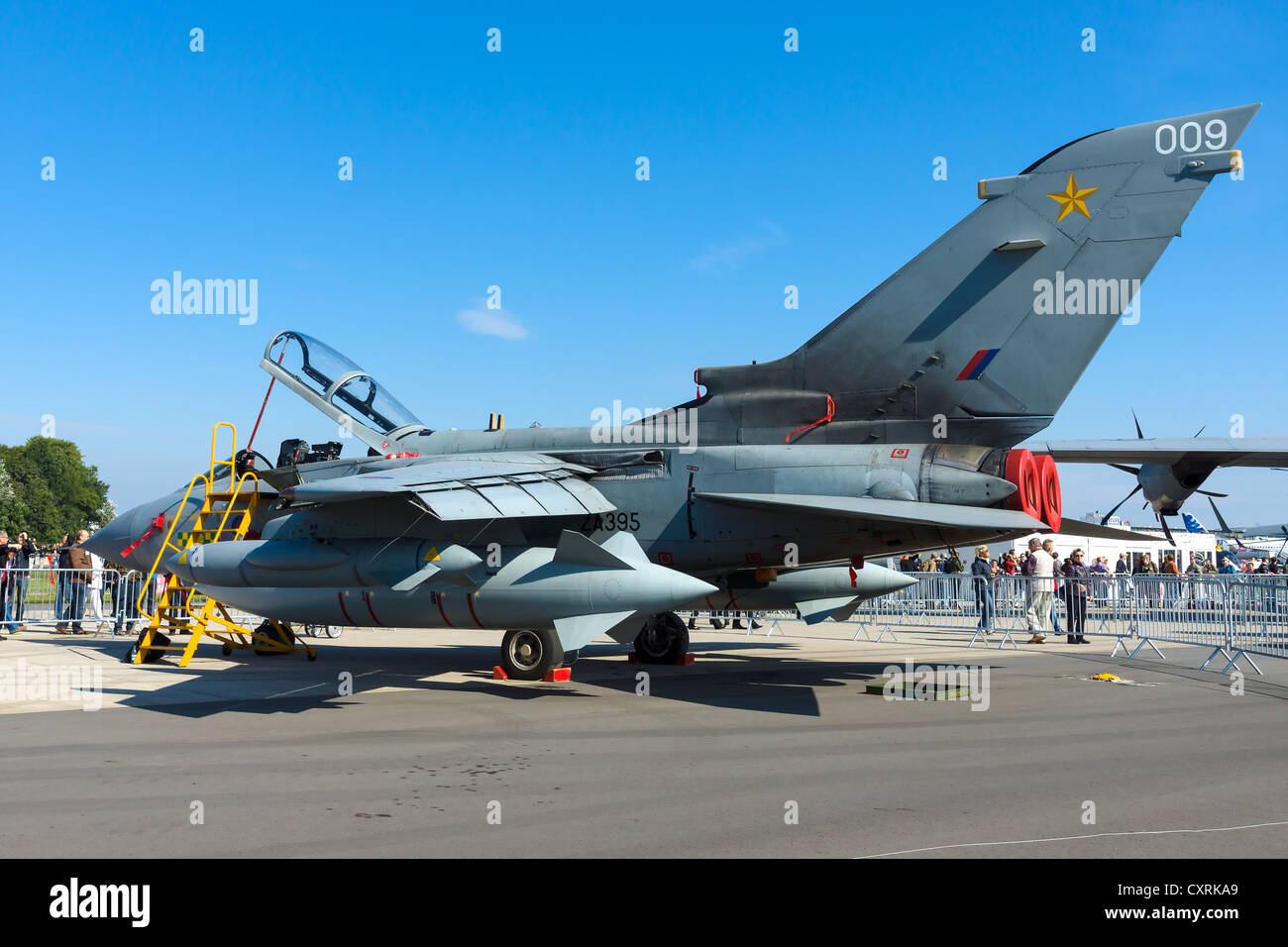 Panavia Tornado GR4 è una famiglia di twin-motore, variable-ala sweep di aerei da combattimento (vista posteriore) Foto Stock