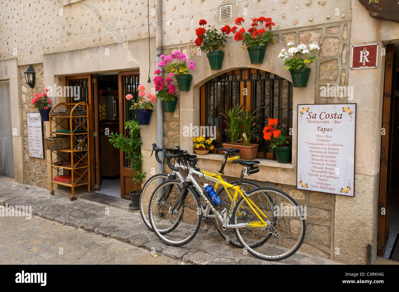 Bici da corsa parcheggiata fuori un ristorante, Valldemossa, Valldemosa, Mallorca, Maiorca, isole Baleari, Spagna, Europa Foto Stock