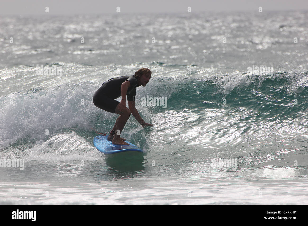 Surfers, acqua, surf, mare, sabbia, si gonfiano, onde, Isole Canarie, Spagna, photoarkive Foto Stock