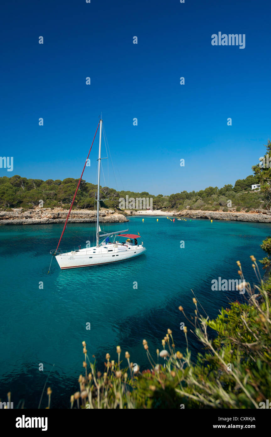 Sailing yacht nella baia di Cala Sa Nau, Mallorca, Maiorca, isole Baleari, Spagna, Europa Foto Stock