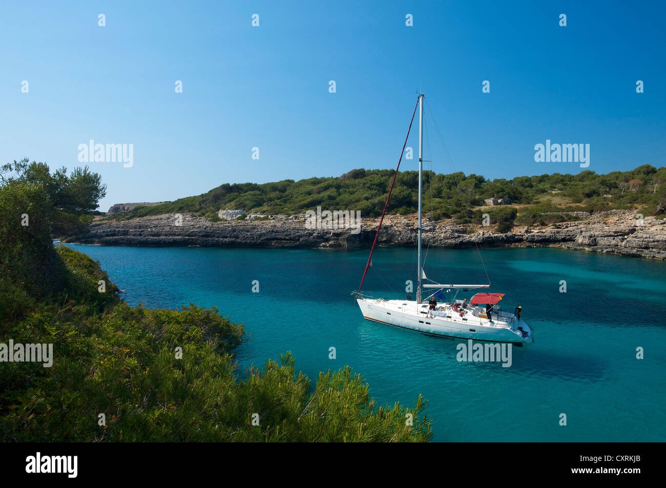 Sailing yacht nella baia di Cala Sa Nau, Mallorca, Maiorca, isole Baleari, Spagna, Europa Foto Stock