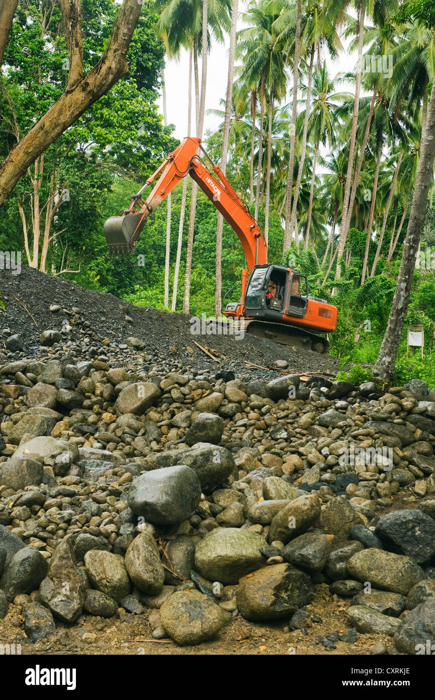 La costruzione di un nuovo ponte di Tanah Merah, Mt. Area Tompotika, Sulawesi centrali, Indonesia : Novembre 2011 Foto Stock