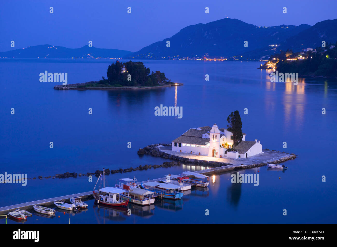Vista da Kanoni a Vlacherna isola, con il monastero e Mouse Island, vicino a Corfu, Corfu, Isole Ionie, Grecia, Europa Foto Stock