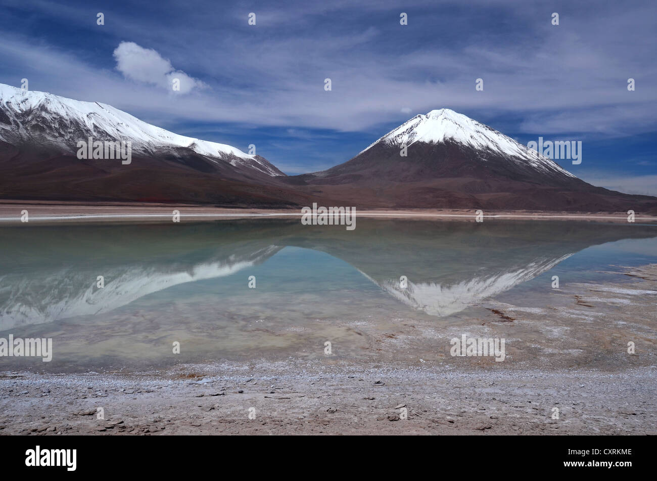 Vulcano Licancabur riflessa nella laguna verde, vicino a uyuni, altiplano, triangolo andino, Bolivia - Argentina - Cile Foto Stock