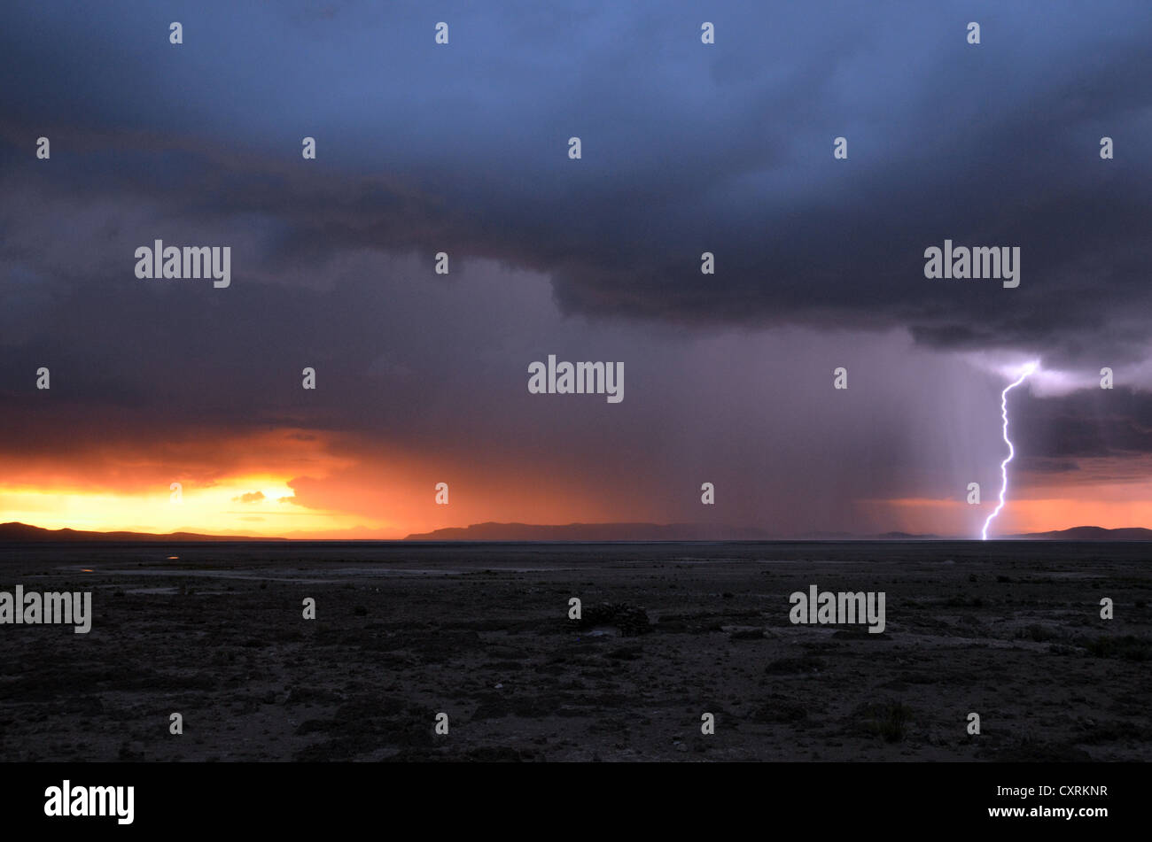 Cielo tempestoso al tramonto con un fulmine, Salar de Uyuni, lipez, Bolivia, SUD AMERICA Foto Stock