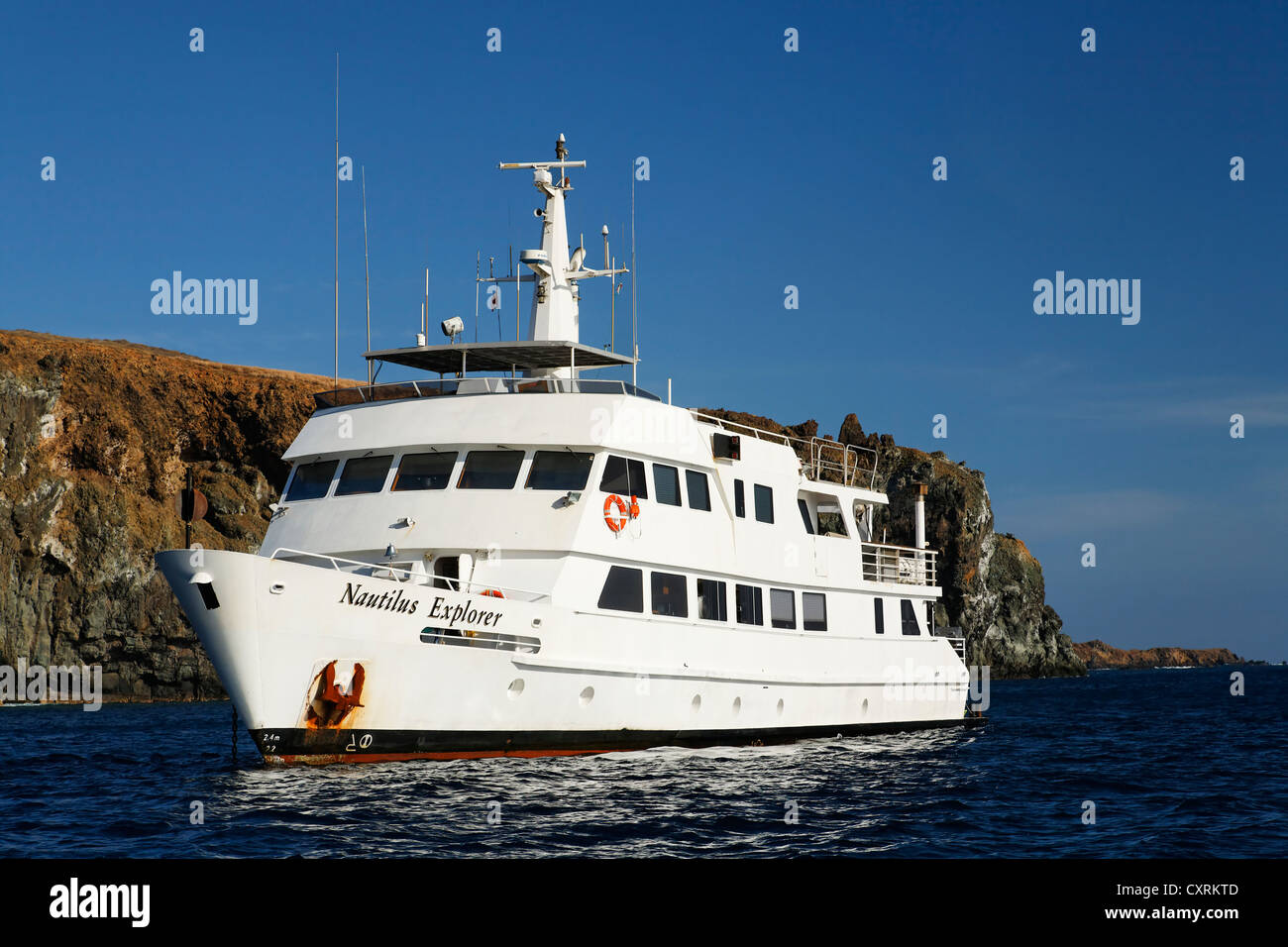 Nave, crociere, Oceano Indiano Explorer, dalla scogliera costa, San Benedicto isola vicino Socorro, Revillagigedo Islands Foto Stock