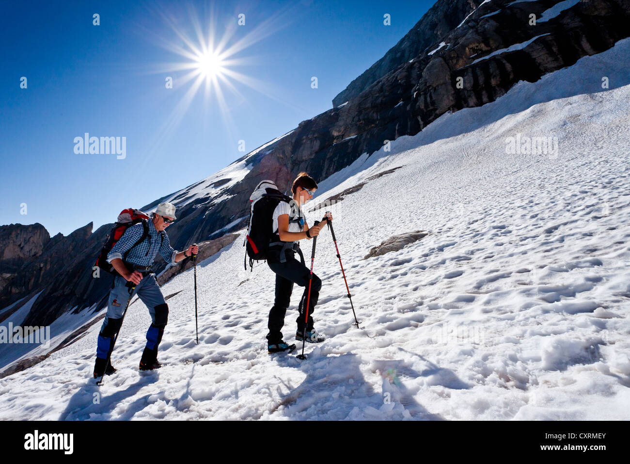 Gli alpinisti durante la salita della Marmolada Mountain, Dolomiti, Via Ferrata della Cresta Ovest, Trento, Italia, Europa Foto Stock