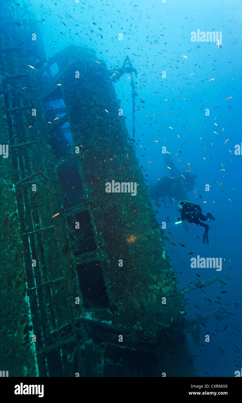 Scuba Diver esplorare bridge, relitto della Zenobia, Cipro, Asia, Europa, Mar Mediterraneo Foto Stock