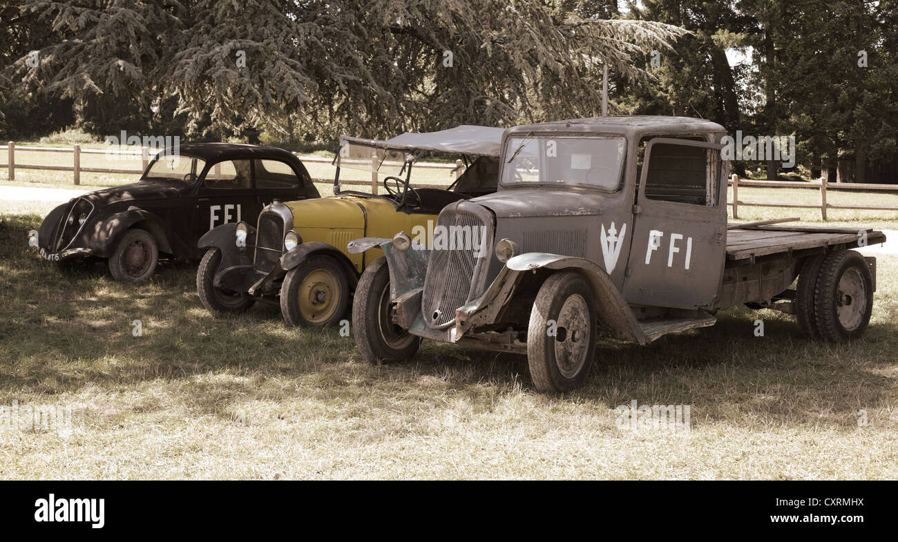 Classic vetture francesi in un campo - Citroen U23 Carrello - Citroen AC6 cabriolet - Peugeot 202. Foto Stock