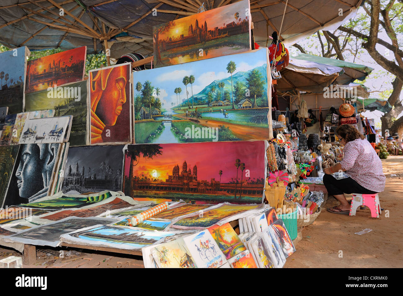 Negozio di souvenir per motivi di Angkor Wat con dipinti di Angkor Wat, Siam Reap, Cambogia, Sud Est asiatico Foto Stock