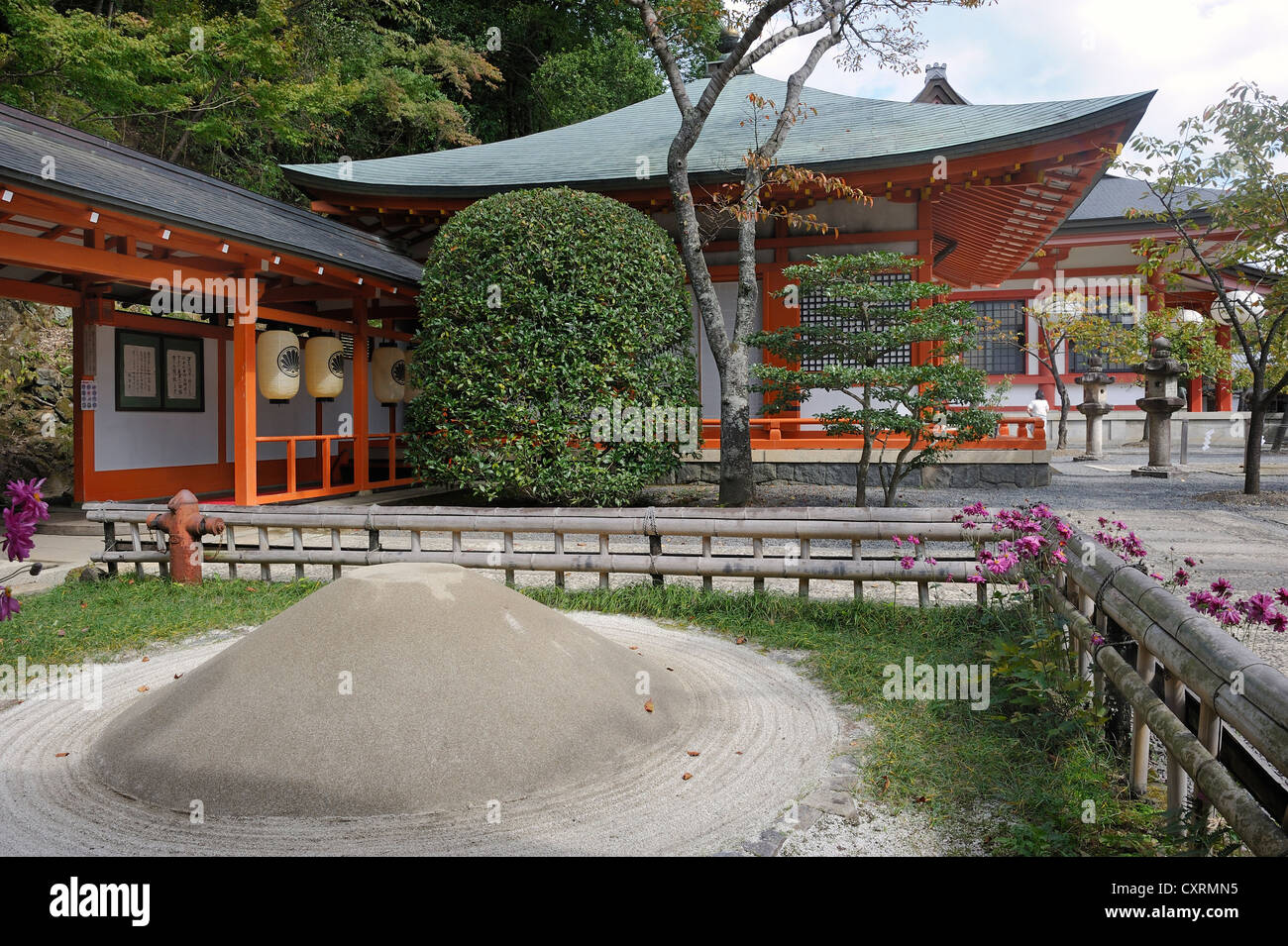 Cono di sabbia che simboleggia il monte Fuji, montagna sacra, all'Kurama-dera o Tempio Kurama Kurama, nei pressi di Kyoto, Giappone, Asia orientale Foto Stock