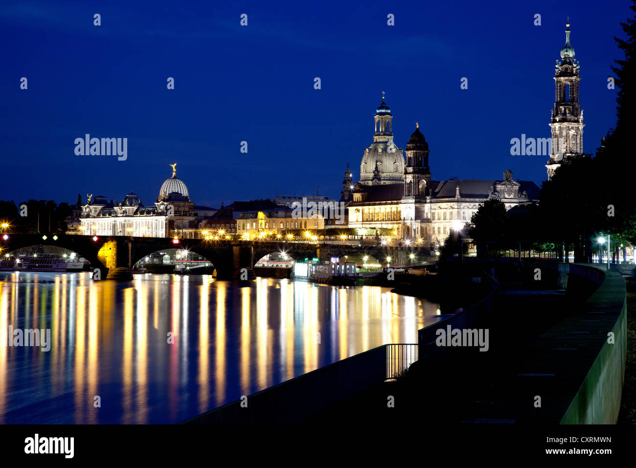 Vista del quartiere storico, fiume Elba a Dresda, Sassonia, Germania, Europa PublicGround Foto Stock