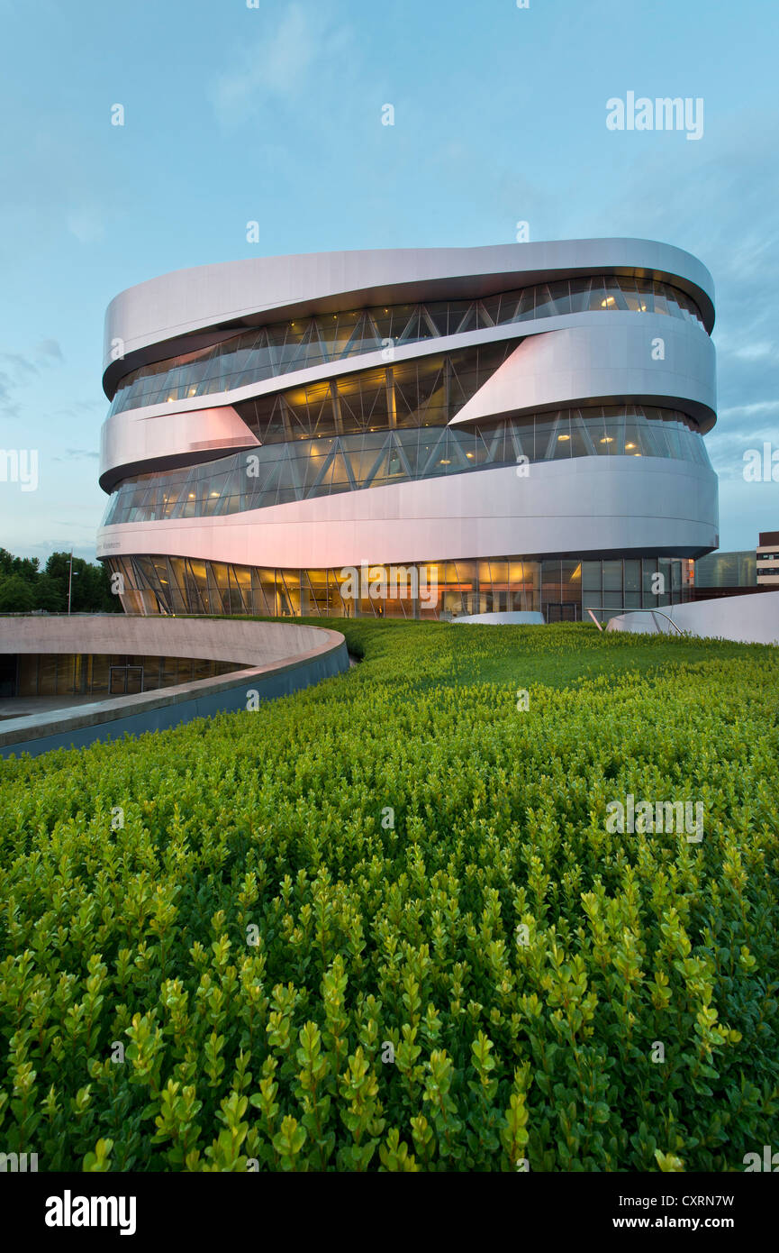 Mercedes-Benz Museum di sera, architettura moderna, Daimler, Bad Cannstatt, Stoccarda, Baden-Wuerttemberg, Germania, Europa Foto Stock