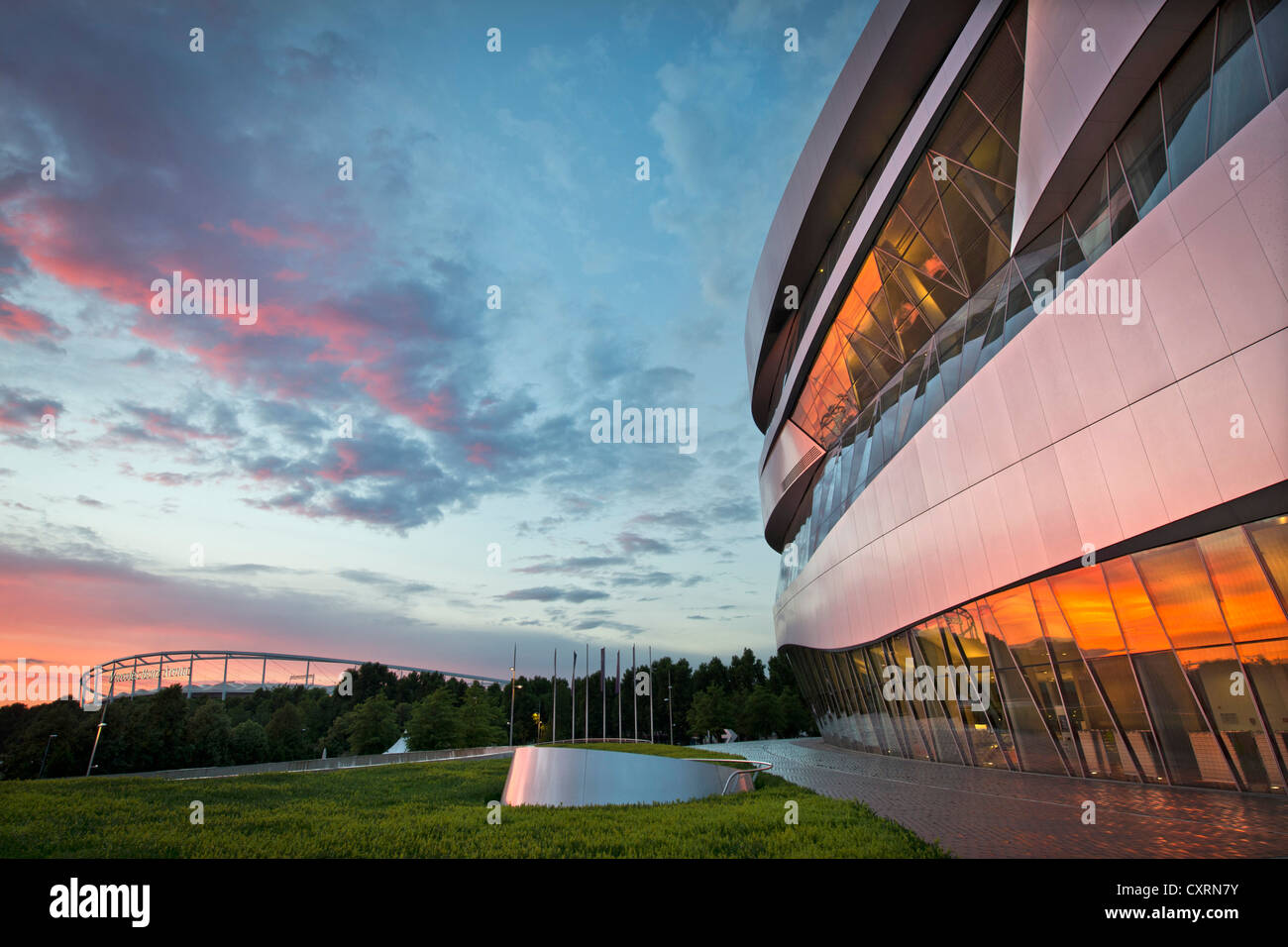 Mercedes-Benz Arena Stadium e Mercedes-Benz Museum di sera, architettura moderna, Daimler, Bad Cannstatt, Stoccarda Foto Stock