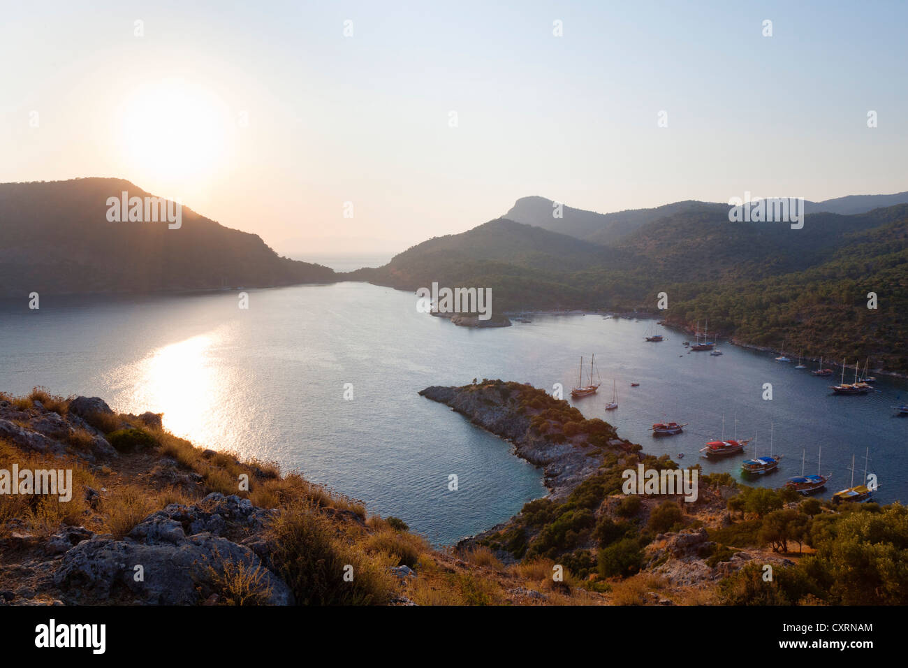 Sul vertice di Gemiler Island o isola di San Nicola per il Golfo di Fethiye, Lycia, Mare mediterraneo, Turchia, Asia Minore Foto Stock
