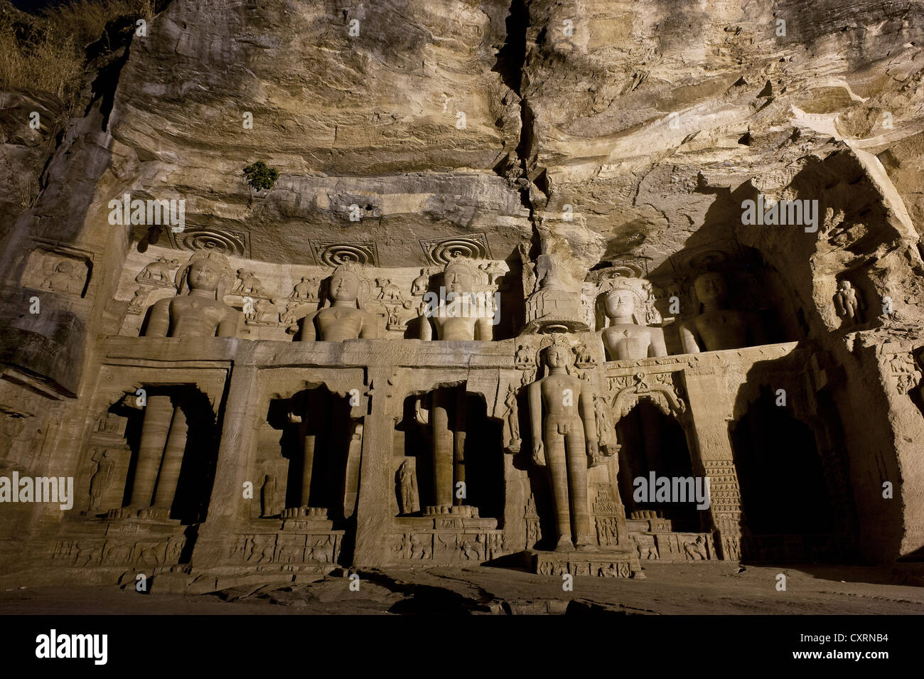 Statue monolitiche tagliato nella roccia, Jain Tirthankaras o Thirthankaras, Gwalior, Madhya Pradesh, India, Asia Foto Stock