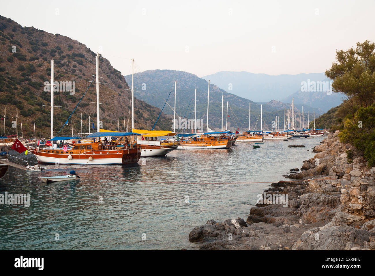 Barche a vela, Gemiler Island o isola di San Nicola nel Golfo di Fethiye, Lycia, Mare mediterraneo, Turchia, Asia Minore Foto Stock