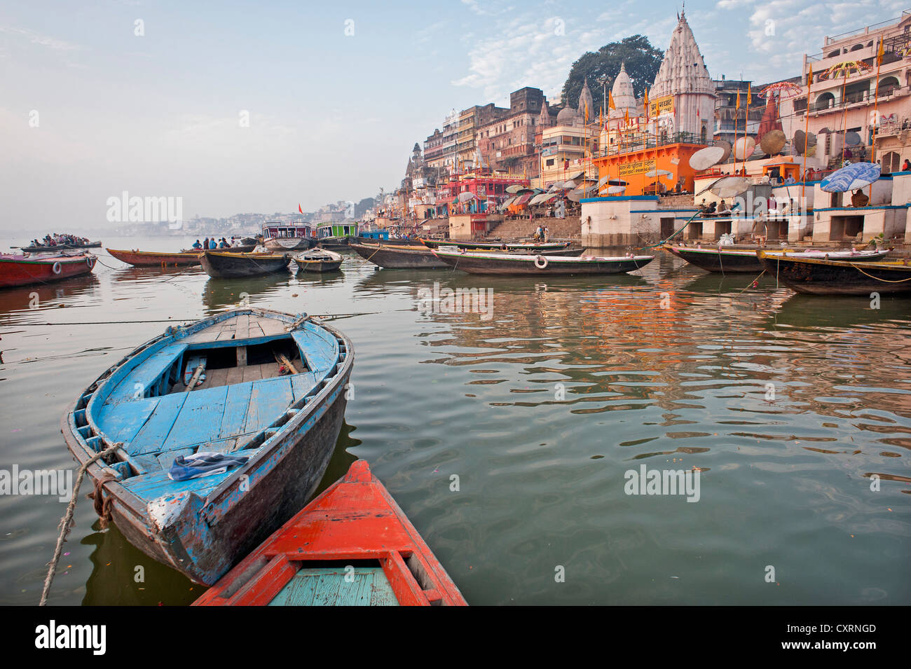 Barche, Ghats, santo scale che portano al Gange, vista città nelle prime ore del mattino, Varanasi, Benares o Kashi, Uttar Pradesh Foto Stock