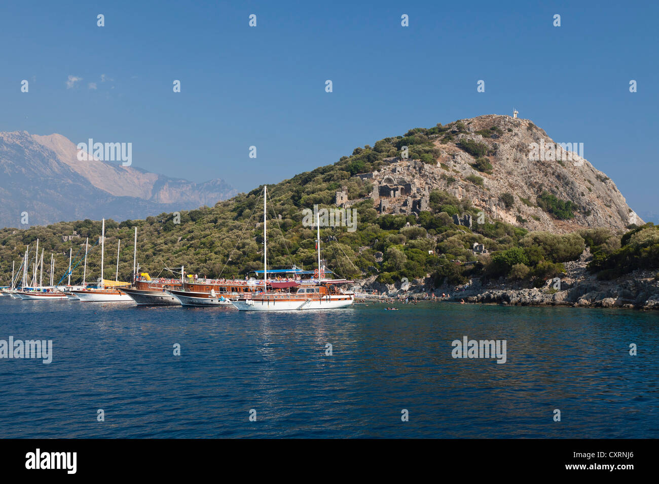 Barche escursioni fuori isola Gemiler nel Golfo di Fethiye, Lycian coast, Lycia, Mare mediterraneo, Turchia Foto Stock