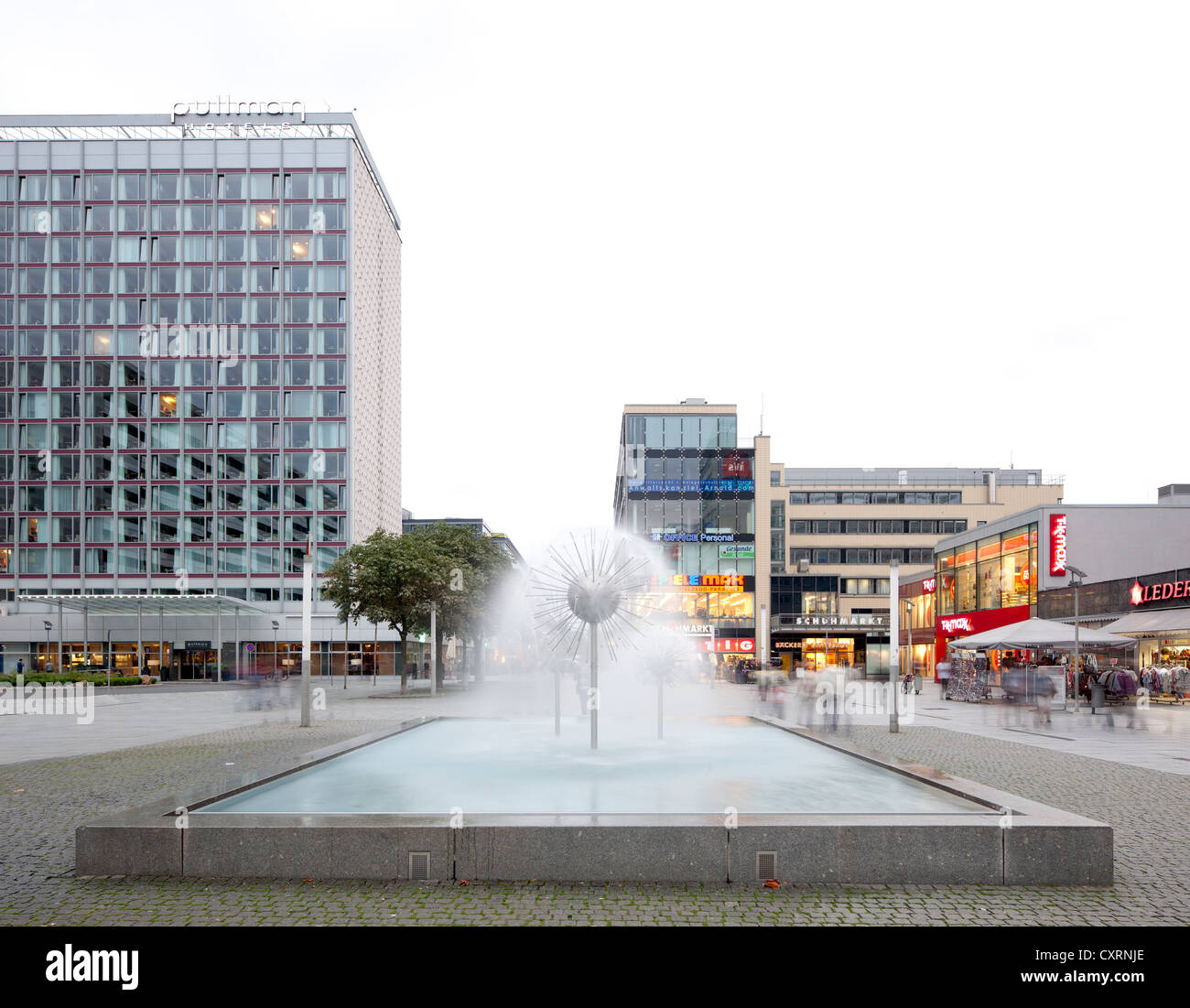 Fontana di tarassaco, edifici per uffici e alberghi, alto, Prager Strasse, Dresda, Sassonia, Germania, Europa PublicGround Foto Stock