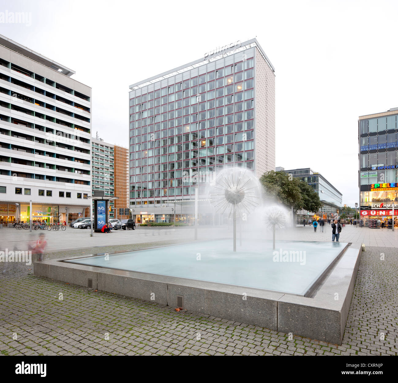 Fontana di tarassaco, edifici per uffici e alberghi, alto, Prager Strasse, Dresda, Sassonia, Germania, Europa PublicGround Foto Stock