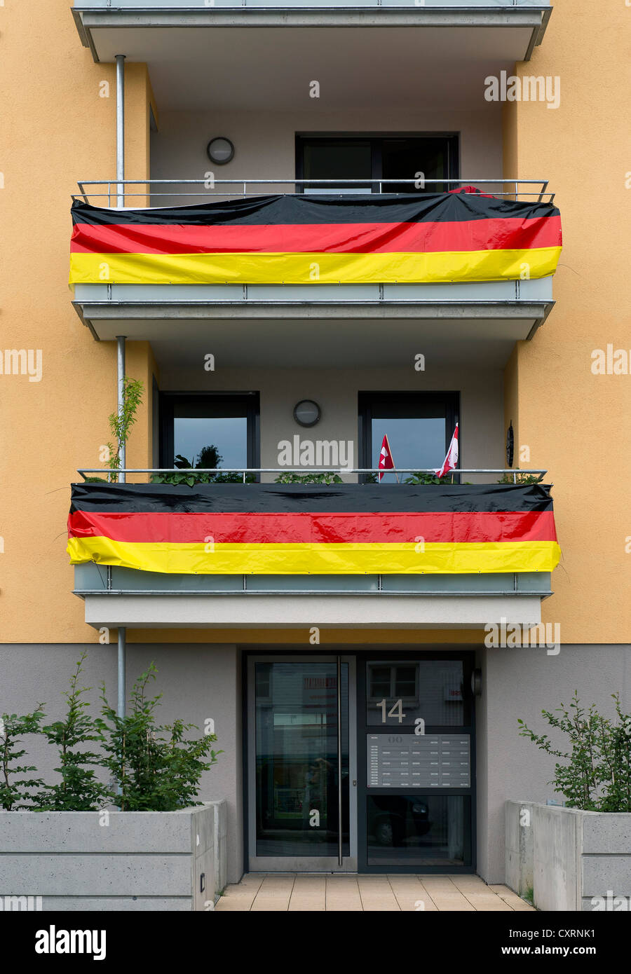 Il tedesco bandiere che sventolano sui balconi, edificio residenziale, Zuffenhausen di Stoccarda lo, Baden-Wuerttemberg, PublicGround Foto Stock