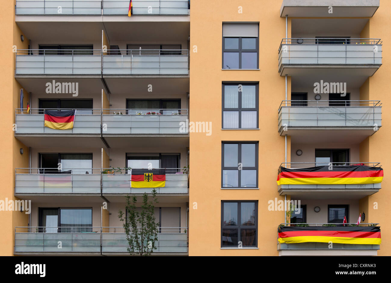 Il tedesco bandiere che sventolano sui balconi, edificio residenziale, Zuffenhausen di Stoccarda lo, Baden-Wuerttemberg, PublicGround Foto Stock