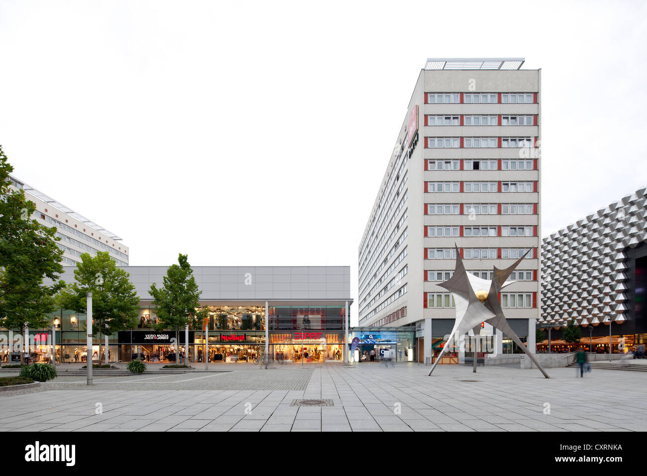 La scultura, Voelkerfreundschaft, amicizia fra le nazioni, edifici commerciali e alberghi, alto, Prager Strasse, Dresden Foto Stock