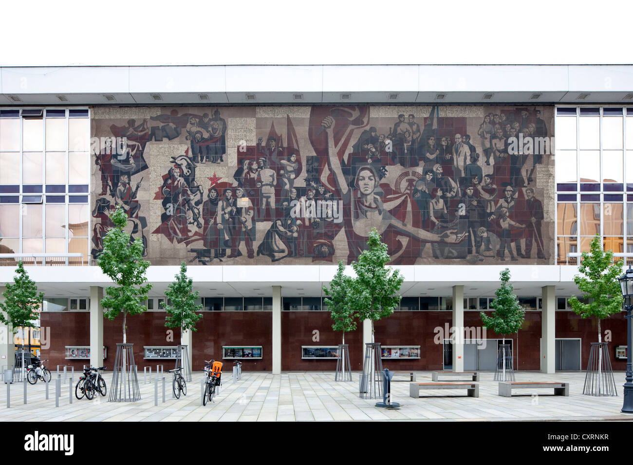 Dresden Palazzo della Cultura, organizzazione di eventi e conferenze edificio, murale raffigurante il percorso della bandiera rossa, a Dresda, Sassonia Foto Stock