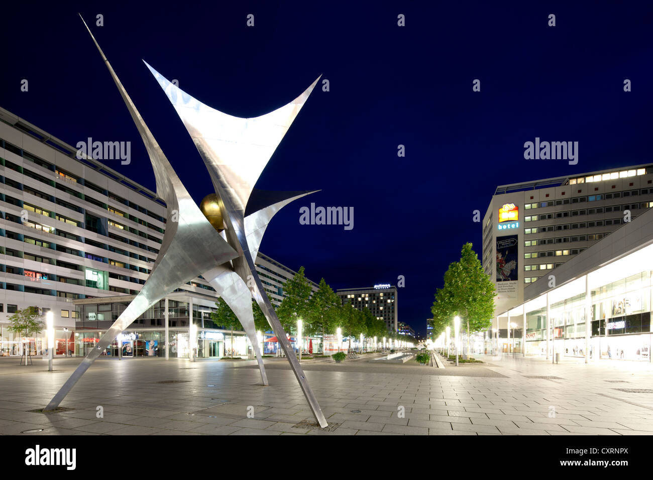 La scultura, Voelkerfreundschaft, amicizia fra le nazioni, edifici commerciali e alberghi, alto, Prager Strasse, Dresden Foto Stock